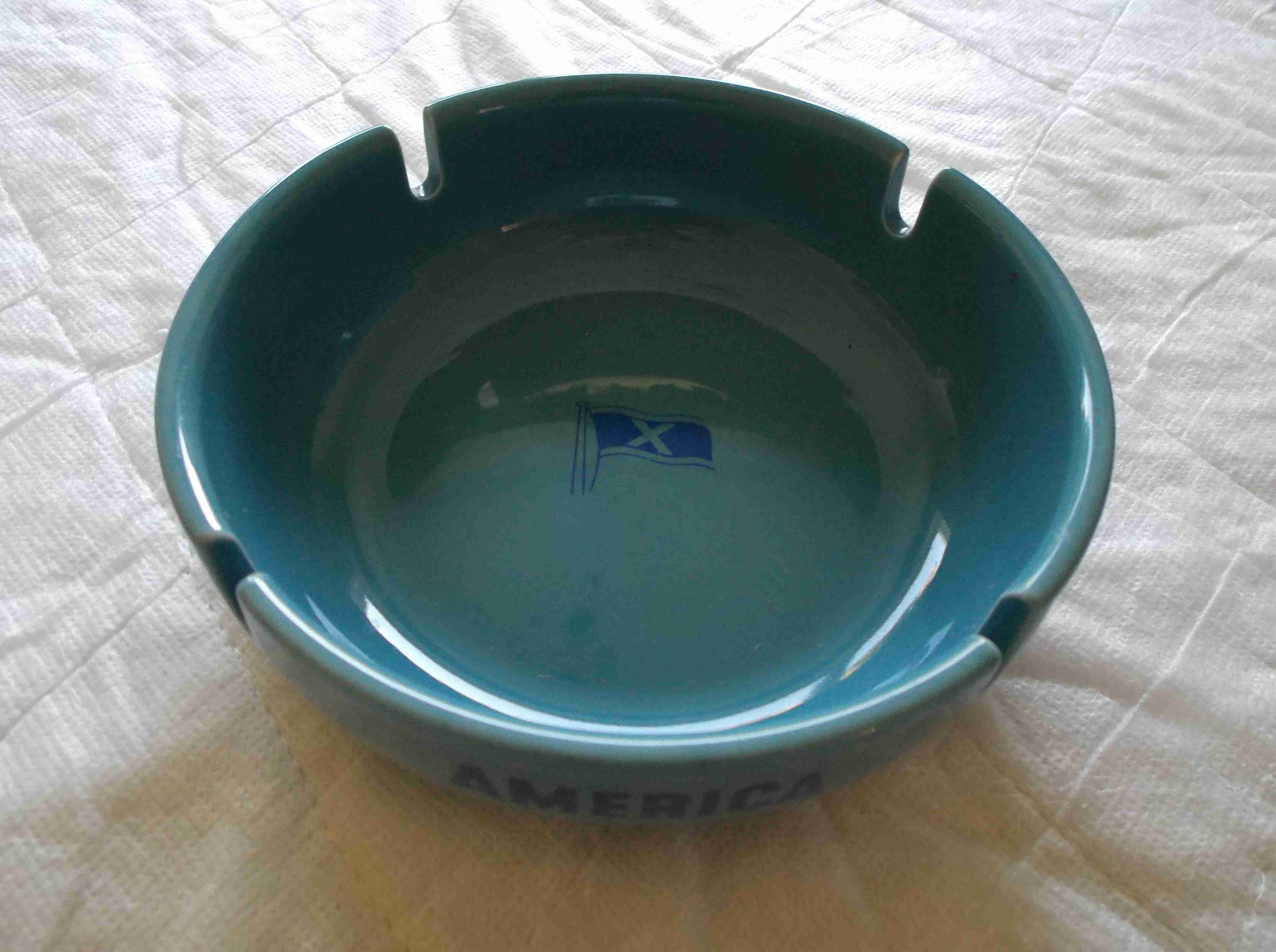 CIRCULAR CHINA ASHTRAY FROM THE CHANDRIS LINE